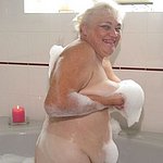 Geile Oma nackt in der Badewanne